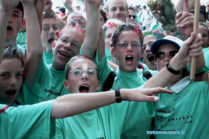 99072304.jpg - DE DORDTENAAR :Nijmegen:23-07-1999:de binnen komst van de laastedag van de nijmeegsevierdaagse van de dordtse lopers willem de zwijger school papendrechtDeze digitale foto blijft eigendom van FOTOPERSBURO BUSINK. Wij hanteren de voorwaarden van het N.V.F. en N.V.J. Gebruik van deze foto impliceert dat u bekend bent  en akkoord gaat met deze voorwaarden bij publicatie.EB/ETIENNE BUSINK