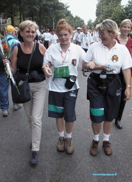 99072305.jpg - DE DORDTENAAR :Nijmegen:23-07-1999:de binnen komst van de laastedag van de nijmeegsevierdaagse van de dordtse lopers de dordtse maaike strompeld binnenDeze digitale foto blijft eigendom van FOTOPERSBURO BUSINK. Wij hanteren de voorwaarden van het N.V.F. en N.V.J. Gebruik van deze foto impliceert dat u bekend bent  en akkoord gaat met deze voorwaarden bij publicatie.EB/ETIENNE BUSINK