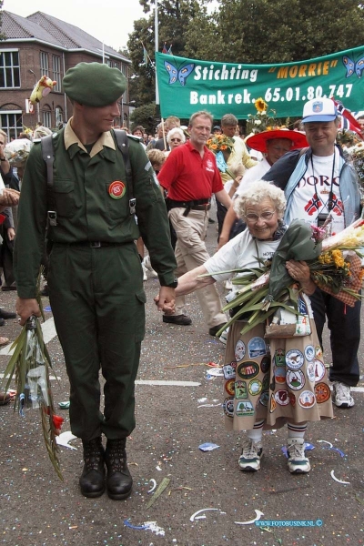 99072306.jpg - DE DORDTENAAR :Nijmegen:23-07-1999:de binnen komst van de laastedag van de nijmeegsevierdaagse van de dordtse lopers de audste wandelaar vande vierdaagse uit sweden 84 jaarDeze digitale foto blijft eigendom van FOTOPERSBURO BUSINK. Wij hanteren de voorwaarden van het N.V.F. en N.V.J. Gebruik van deze foto impliceert dat u bekend bent  en akkoord gaat met deze voorwaarden bij publicatie.EB/ETIENNE BUSINK