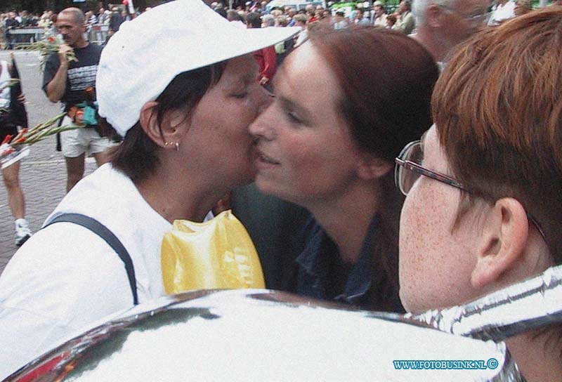 99072308.jpg - DE DORDTENAAR :Nijmegen:23-07-1999:de binnen komst van de laastedag van de nijmeegsevierdaagse van de dordtse lopers van de merwebolder die gezoend wordtDeze digitale foto blijft eigendom van FOTOPERSBURO BUSINK. Wij hanteren de voorwaarden van het N.V.F. en N.V.J. Gebruik van deze foto impliceert dat u bekend bent  en akkoord gaat met deze voorwaarden bij publicatie.EB/ETIENNE BUSINK