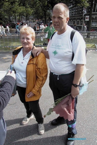 99072309.jpg - DE DORDTENAAR :Nijmegen:23-07-1999:de binnen komst van de laastedag van de nijmeegsevierdaagse van de dordtse lopersDeze digitale foto blijft eigendom van FOTOPERSBURO BUSINK. Wij hanteren de voorwaarden van het N.V.F. en N.V.J. Gebruik van deze foto impliceert dat u bekend bent  en akkoord gaat met deze voorwaarden bij publicatie.EB/ETIENNE BUSINK