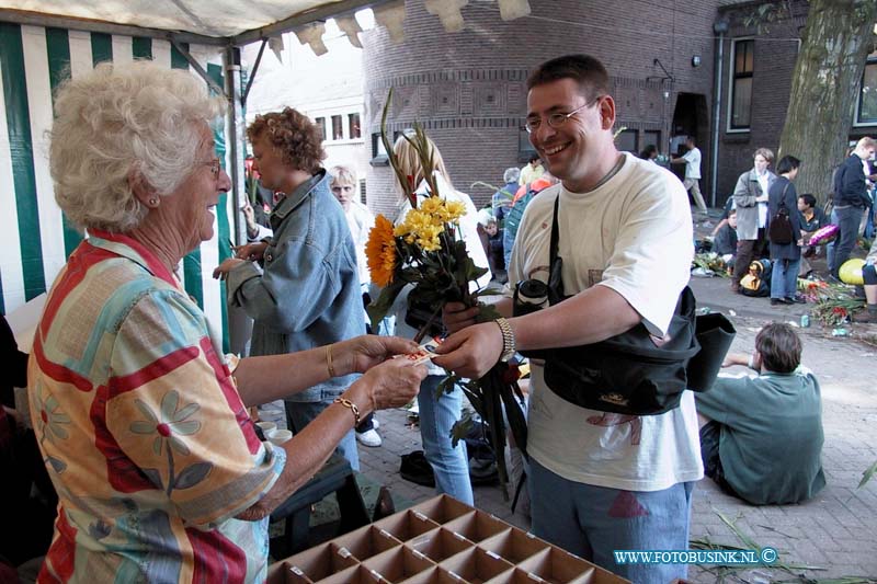 99072311.jpg - DE DORDTENAAR :Nijmegen:23-07-1999:de binnen komst van de laastedag van de nijmeegsevierdaagse van de dordtse lopers de dortse dirk hol krijgt zijn 25 ste medialeDeze digitale foto blijft eigendom van FOTOPERSBURO BUSINK. Wij hanteren de voorwaarden van het N.V.F. en N.V.J. Gebruik van deze foto impliceert dat u bekend bent  en akkoord gaat met deze voorwaarden bij publicatie.EB/ETIENNE BUSINK