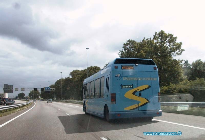 99072320.jpg - NETWERK/STADSVERVOER :A15 gorinchem:23-07-1999:de verkoop van de bussen van het drie bussen systeem gaat langzaam vorm aannemen hier werdt al een bus voor proef of meschien wel echt al verkocht gexzien de lokatie en het handelaars kenteken op de bus.Deze digitale foto blijft eigendom van FOTOPERSBURO BUSINK. Wij hanteren de voorwaarden van het N.V.F. en N.V.J. Gebruik van deze foto impliceert dat u bekend bent  en akkoord gaat met deze voorwaarden bij publicatie.EB/ETIENNE BUSINK