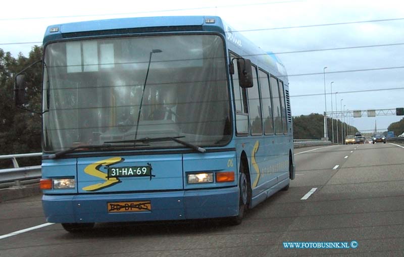 99072321.jpg - NETWERK/STADSVERVOER :A15 gorinchem:23-07-1999:de verkoop van de bussen van het drie bussen systeem gaat langzaam vorm aannemen hier werdt al een bus voor proef of meschien wel echt al verkocht gexzien de lokatie en het handelaars kenteken op de bus.Deze digitale foto blijft eigendom van FOTOPERSBURO BUSINK. Wij hanteren de voorwaarden van het N.V.F. en N.V.J. Gebruik van deze foto impliceert dat u bekend bent  en akkoord gaat met deze voorwaarden bij publicatie.EB/ETIENNE BUSINK