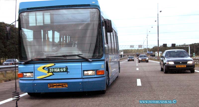 99072322.jpg - NETWERK/STADSVERVOER :A15 gorinchem:23-07-1999:de verkoop van de bussen van het drie bussen systeem gaat langzaam vorm aannemen hier werdt al een bus voor proef of meschien wel echt al verkocht gexzien de lokatie en het handelaars kenteken op de bus.Deze digitale foto blijft eigendom van FOTOPERSBURO BUSINK. Wij hanteren de voorwaarden van het N.V.F. en N.V.J. Gebruik van deze foto impliceert dat u bekend bent  en akkoord gaat met deze voorwaarden bij publicatie.EB/ETIENNE BUSINK