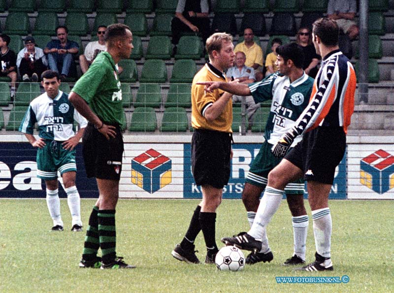 99072501.jpg - DE DORDTENAAR SPORT:DORDRECHT: 25-07-1999:DORDT 90 / MAKHABI P.T. STATION KROMEDIJK  oefenwestrijdDeze digitale foto blijft eigendom van FOTOPERSBURO BUSINK. Wij hanteren de voorwaarden van het N.V.F. en N.V.J. Gebruik van deze foto impliceert dat u bekend bent  en akkoord gaat met deze voorwaarden bij publicatie.EB/ETIENNE BUSINK