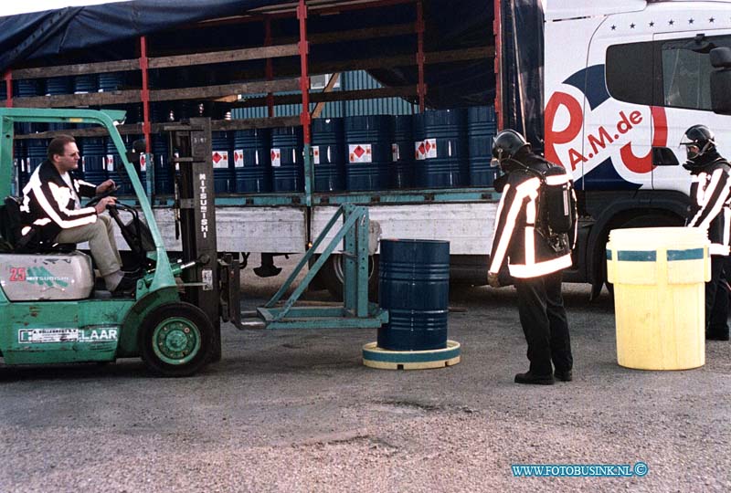 99072507.jpg - DE DORDTENAAR :Dordrecht:25-07-1999:transport bedrijf p.a. de jong bunsseweg industrie terein de kilin een vrachtwagen was een vat lek met zeer brandbaarre stof en strek reuk verspeide de brandweer zetten speciaale pakken in om het vat te bergen in een overmaats vatDeze digitale foto blijft eigendom van FOTOPERSBURO BUSINK. Wij hanteren de voorwaarden van het N.V.F. en N.V.J. Gebruik van deze foto impliceert dat u bekend bent  en akkoord gaat met deze voorwaarden bij publicatie.EB/ETIENNE BUSINK