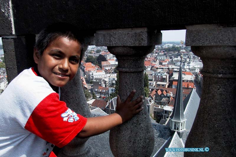 99072509.jpg - DE DORDTENAAR :dordrecht : 25-07-1999colombiaanse jongen die de grote kerk in lego nabouwde zonder hem gezien tehebben bezichtigt de kerk en de toren Deze digitale foto blijft eigendom van FOTOPERSBURO BUSINK. Wij hanteren de voorwaarden van het N.V.F. en N.V.J. Gebruik van deze foto impliceert dat u bekend bent  en akkoord gaat met deze voorwaarden bij publicatie.EB/ETIENNE BUSINK