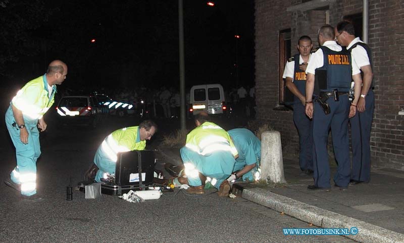 99072513.jpg - DE DORDTENAAR :Dordrecht:25-07-1999:schietaprtij jacob marisstraat tussen diverse mnensne 4 mensne mogelijk gewond en gevlucht in een auto tijdens de schiet partij was er een massale vechtpartij tusen diverse greopen mensenDeze digitale foto blijft eigendom van FOTOPERSBURO BUSINK. Wij hanteren de voorwaarden van het N.V.F. en N.V.J. Gebruik van deze foto impliceert dat u bekend bent  en akkoord gaat met deze voorwaarden bij publicatie.EB/ETIENNE BUSINK