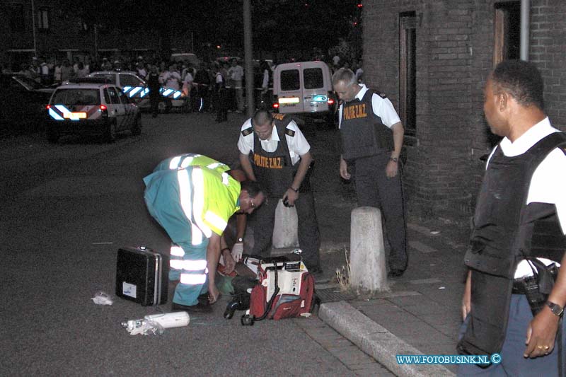 99072516.jpg - DE DORDTENAAR :Dordrecht:25-07-1999:schietaprtij jacob marisstraat tussen diverse mnensne 4 mensne mogelijk gewond en gevlucht in een auto tijdens de schiet partij was er een massale vechtpartij tusen diverse greopen mensenDeze digitale foto blijft eigendom van FOTOPERSBURO BUSINK. Wij hanteren de voorwaarden van het N.V.F. en N.V.J. Gebruik van deze foto impliceert dat u bekend bent  en akkoord gaat met deze voorwaarden bij publicatie.EB/ETIENNE BUSINK