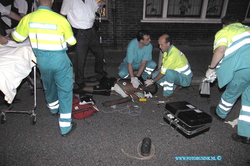 99072517.jpg - DE DORDTENAAR :Dordrecht:25-07-1999:schietaprtij jacob marisstraat tussen diverse mnensne 4 mensne mogelijk gewond en gevlucht in een auto tijdens de schiet partij was er een massale vechtpartij tusen diverse greopen mensenDeze digitale foto blijft eigendom van FOTOPERSBURO BUSINK. Wij hanteren de voorwaarden van het N.V.F. en N.V.J. Gebruik van deze foto impliceert dat u bekend bent  en akkoord gaat met deze voorwaarden bij publicatie.EB/ETIENNE BUSINK