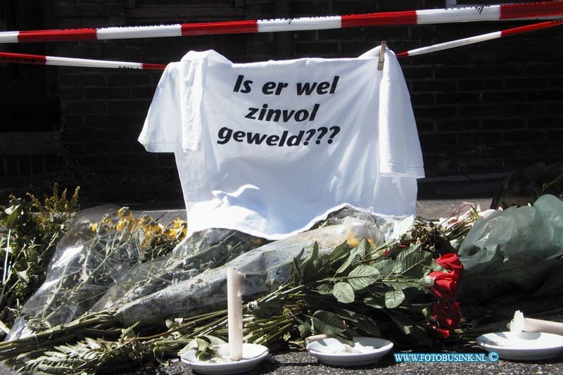 99072701.jpg - DE STEM VAN DORDT :dORDRECHT:27-07-1999:DE PLEK WAAR DE MAN ZONDAG AVOND WERDT NEER GESCHOTEN LICHT NIU VOL MET BLOEMEN VAN FAMILIE LEDEN het t schirt is een beetje voorbarig want van zinloos geweld is mogelijk ggen sprake.de man werdrt na een antiliaans barbeceu feest neer geschoten na deze man al de heledag ruzie zocht en iemand een pistol op de keel had gezet.Deze digitale foto blijft eigendom van FOTOPERSBURO BUSINK. Wij hanteren de voorwaarden van het N.V.F. en N.V.J. Gebruik van deze foto impliceert dat u bekend bent  en akkoord gaat met deze voorwaarden bij publicatie.EB/ETIENNE BUSINK