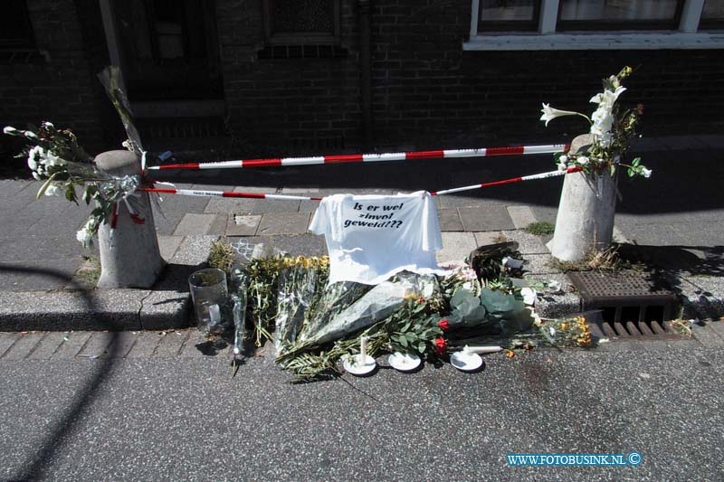 99072702.jpg - WFA :dORDRECHT:27-07-1999:DE PLEK WAAR DE MAN ZONDAG AVOND WERDT NEER GESCHOTEN LICHT NIU VOL MET BLOEMEN VAN FAMILIE LEDEN het t schirt is een beetje voorbarig want van zinloos geweld is mogelijk ggen sprake.de man werdrt na een antiliaans barbeceu feest neer geschoten na deze man al de heledag ruzie zocht en iemand een pistol op de keel had gezet.Deze digitale foto blijft eigendom van FOTOPERSBURO BUSINK. Wij hanteren de voorwaarden van het N.V.F. en N.V.J. Gebruik van deze foto impliceert dat u bekend bent  en akkoord gaat met deze voorwaarden bij publicatie.EB/ETIENNE BUSINK