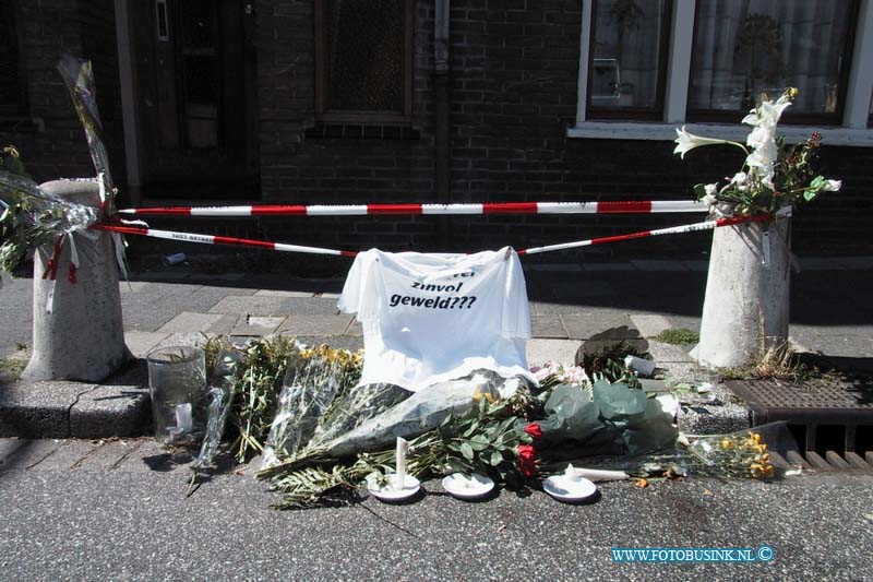 99072703.jpg - DE STEM VAN DORDT :dORDRECHT:27-07-1999:DE PLEK WAAR DE MAN ZONDAG AVOND WERDT NEER GESCHOTEN LICHT NIU VOL MET BLOEMEN VAN FAMILIE LEDEN het t schirt is een beetje voorbarig want van zinloos geweld is mogelijk ggen sprake.de man werdrt na een antiliaans barbeceu feest neer geschoten na deze man al de heledag ruzie zocht en iemand een pistol op de keel had gezet.Deze digitale foto blijft eigendom van FOTOPERSBURO BUSINK. Wij hanteren de voorwaarden van het N.V.F. en N.V.J. Gebruik van deze foto impliceert dat u bekend bent  en akkoord gaat met deze voorwaarden bij publicatie.EB/ETIENNE BUSINK