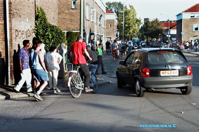 99072705.jpg - DE STEM VAN DORDT :dORDRECHT:27-07-1999:weer schoten en vechtpartijen in de jacop maristraat en omgeving 3 politie auto's gesneuveldDeze digitale foto blijft eigendom van FOTOPERSBURO BUSINK. Wij hanteren de voorwaarden van het N.V.F. en N.V.J. Gebruik van deze foto impliceert dat u bekend bent  en akkoord gaat met deze voorwaarden bij publicatie.EB/ETIENNE BUSINK