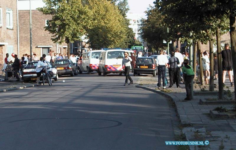 99072706.jpg - WFA :dORDRECHT:27-07-1999:weer schoten en vechtpartijen in de jacop maristraat en omgeving 3 politie auto's gesneuveldDeze digitale foto blijft eigendom van FOTOPERSBURO BUSINK. Wij hanteren de voorwaarden van het N.V.F. en N.V.J. Gebruik van deze foto impliceert dat u bekend bent  en akkoord gaat met deze voorwaarden bij publicatie.EB/ETIENNE BUSINK