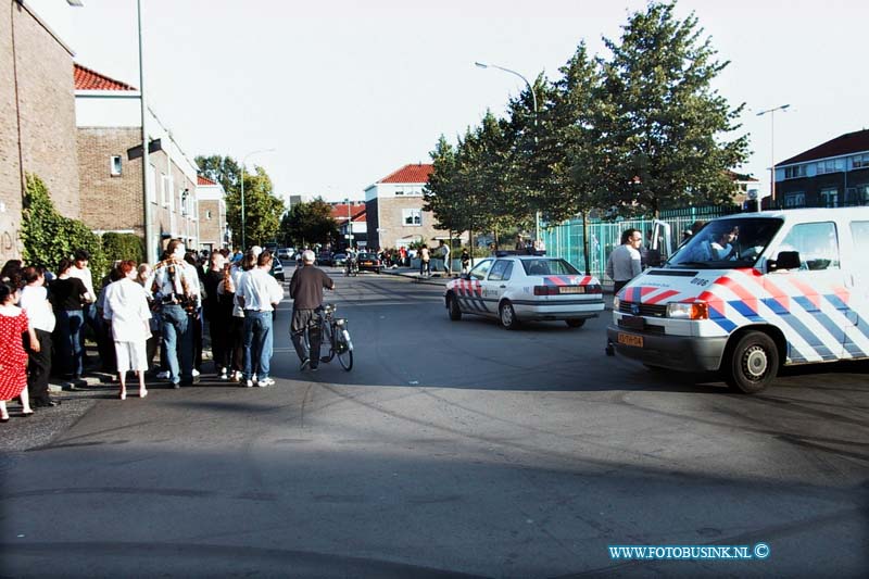 99072707.jpg - DE DORDTENAAR:dORDRECHT:27-07-1999:weer schoten en vechtpartijen in de jacop maristraat en omgeving 3 politie auto's gesneuveldDeze digitale foto blijft eigendom van FOTOPERSBURO BUSINK. Wij hanteren de voorwaarden van het N.V.F. en N.V.J. Gebruik van deze foto impliceert dat u bekend bent  en akkoord gaat met deze voorwaarden bij publicatie.EB/ETIENNE BUSINK