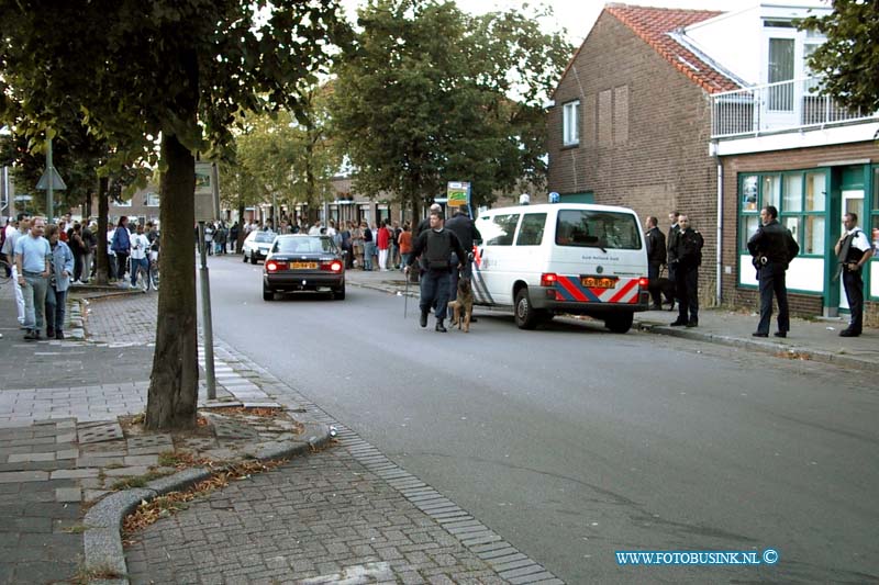 99072708.jpg - WFA :dORDRECHT:27-07-1999:weer schoten en vechtpartijen in de jacop maristraat en omgeving 3 politie auto's gesneuveldDeze digitale foto blijft eigendom van FOTOPERSBURO BUSINK. Wij hanteren de voorwaarden van het N.V.F. en N.V.J. Gebruik van deze foto impliceert dat u bekend bent  en akkoord gaat met deze voorwaarden bij publicatie.EB/ETIENNE BUSINK