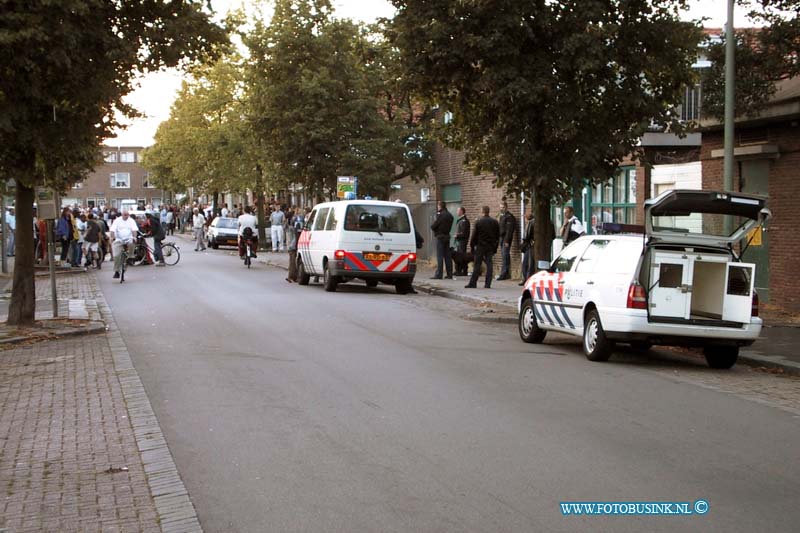 99072709.jpg - WFA :dORDRECHT:27-07-1999:weer schoten en vechtpartijen in de jacop maristraat en omgeving 3 politie auto's gesneuveldDeze digitale foto blijft eigendom van FOTOPERSBURO BUSINK. Wij hanteren de voorwaarden van het N.V.F. en N.V.J. Gebruik van deze foto impliceert dat u bekend bent  en akkoord gaat met deze voorwaarden bij publicatie.EB/ETIENNE BUSINK