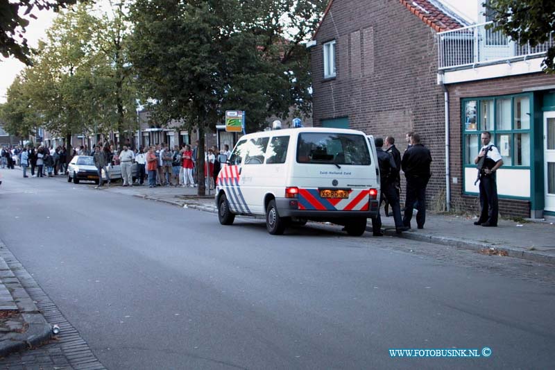 99072710.jpg - RD :dORDRECHT:27-07-1999:weer schoten en vechtpartijen in de jacop maristraat en omgeving 3 politie auto's gesneuveldDeze digitale foto blijft eigendom van FOTOPERSBURO BUSINK. Wij hanteren de voorwaarden van het N.V.F. en N.V.J. Gebruik van deze foto impliceert dat u bekend bent  en akkoord gaat met deze voorwaarden bij publicatie.EB/ETIENNE BUSINK