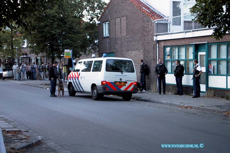 99072711.jpg - RD:dORDRECHT:27-07-1999:weer schoten en vechtpartijen in de jacop maristraat en omgeving 3 politie auto's gesneuveldDeze digitale foto blijft eigendom van FOTOPERSBURO BUSINK. Wij hanteren de voorwaarden van het N.V.F. en N.V.J. Gebruik van deze foto impliceert dat u bekend bent  en akkoord gaat met deze voorwaarden bij publicatie.EB/ETIENNE BUSINK