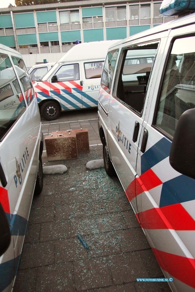 99072712.jpg - DE DORDTENAAR:dORDRECHT:27-07-1999:weer schoten en vechtpartijen in de jacop maristraat en omgeving 3 politie auto's gesneuveldDeze digitale foto blijft eigendom van FOTOPERSBURO BUSINK. Wij hanteren de voorwaarden van het N.V.F. en N.V.J. Gebruik van deze foto impliceert dat u bekend bent  en akkoord gaat met deze voorwaarden bij publicatie.EB/ETIENNE BUSINK