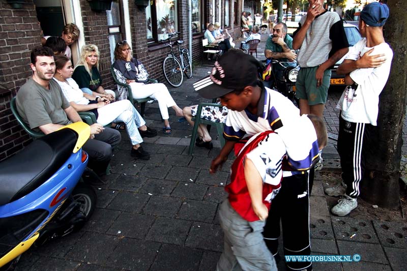 99072801.jpg - WFA :Dordrecht:28-07-1999:na de avonden met onrust in de wijk oud krispijn omgeving jacop maristraat albert neuhuisstraat is de rust weer terug gekeert de politie loopt nog wel met veel macht vertoon is de wijk door de straaten.Deze digitale foto blijft eigendom van FOTOPERSBURO BUSINK. Wij hanteren de voorwaarden van het N.V.F. en N.V.J. Gebruik van deze foto impliceert dat u bekend bent  en akkoord gaat met deze voorwaarden bij publicatie.EB/ETIENNE BUSINK