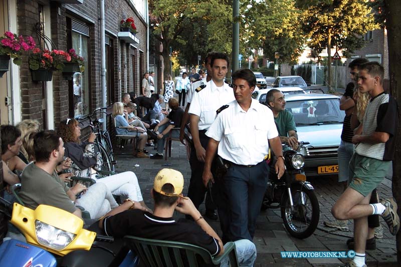 99072803.jpg - wfa:Dordrecht:28-07-1999:na de avonden met onrust in de wijk oud krispijn omgeving jacop maristraat albert neuhuisstraat is de rust weer terug gekeert de politie loopt nog wel met veel macht vertoon is de wijk door de straaten.Deze digitale foto blijft eigendom van FOTOPERSBURO BUSINK. Wij hanteren de voorwaarden van het N.V.F. en N.V.J. Gebruik van deze foto impliceert dat u bekend bent  en akkoord gaat met deze voorwaarden bij publicatie.EB/ETIENNE BUSINK