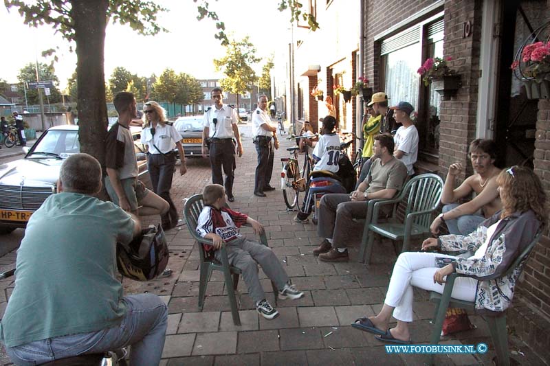 99072804.jpg - DE DORDTENAAR:Dordrecht:28-07-1999:na de avonden met onrust in de wijk oud krispijn omgeving jacop maristraat albert neuhuisstraat is de rust weer terug gekeert de politie loopt nog wel met veel macht vertoon is de wijk door de straaten.Deze digitale foto blijft eigendom van FOTOPERSBURO BUSINK. Wij hanteren de voorwaarden van het N.V.F. en N.V.J. Gebruik van deze foto impliceert dat u bekend bent  en akkoord gaat met deze voorwaarden bij publicatie.EB/ETIENNE BUSINK