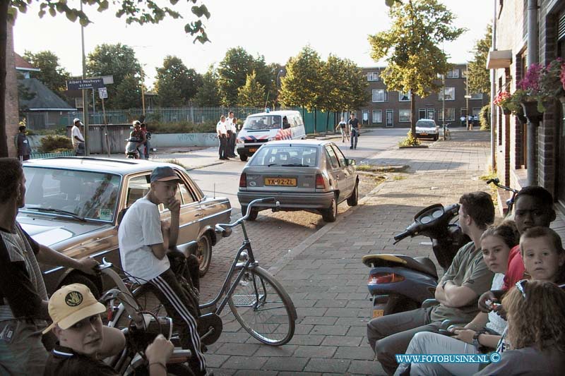 99072806.jpg - DE DORDTENAAR:Dordrecht:28-07-1999:na de avonden met onrust in de wijk oud krispijn omgeving jacop maristraat albert neuhuisstraat is de rust weer terug gekeert de politie loopt nog wel met veel macht vertoon is de wijk door de straaten.Deze digitale foto blijft eigendom van FOTOPERSBURO BUSINK. Wij hanteren de voorwaarden van het N.V.F. en N.V.J. Gebruik van deze foto impliceert dat u bekend bent  en akkoord gaat met deze voorwaarden bij publicatie.EB/ETIENNE BUSINK