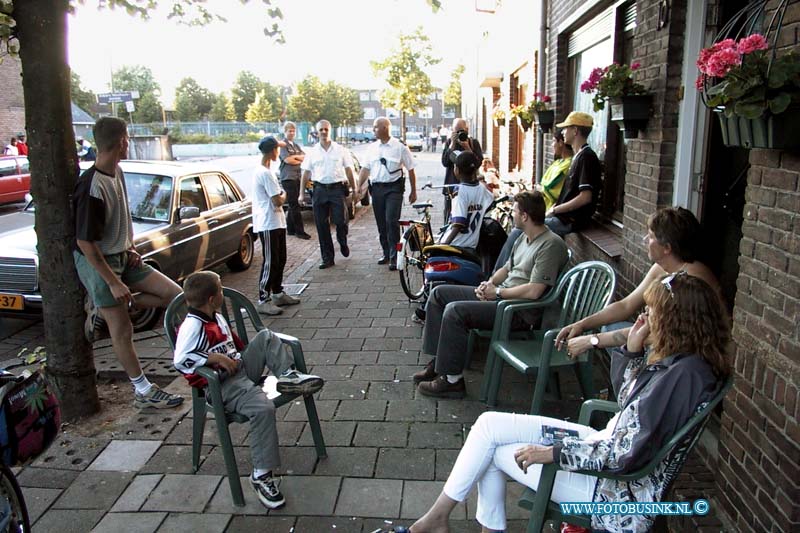 99072808.jpg - LOCOM:Dordrecht:28-07-1999:na de avonden met onrust in de wijk oud krispijn omgeving jacop maristraat albert neuhuisstraat is de rust weer terug gekeert de politie loopt nog wel met veel macht vertoon is de wijk door de straaten.Deze digitale foto blijft eigendom van FOTOPERSBURO BUSINK. Wij hanteren de voorwaarden van het N.V.F. en N.V.J. Gebruik van deze foto impliceert dat u bekend bent  en akkoord gaat met deze voorwaarden bij publicatie.EB/ETIENNE BUSINK