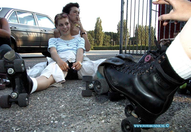 99073005.jpg - DE DORDTENAAR :Dordrecht:30-07-1999:skate met jip door dordrechtDeze digitale foto blijft eigendom van FOTOPERSBURO BUSINK. Wij hanteren de voorwaarden van het N.V.F. en N.V.J. Gebruik van deze foto impliceert dat u bekend bent  en akkoord gaat met deze voorwaarden bij publicatie.EB/ETIENNE BUSINK