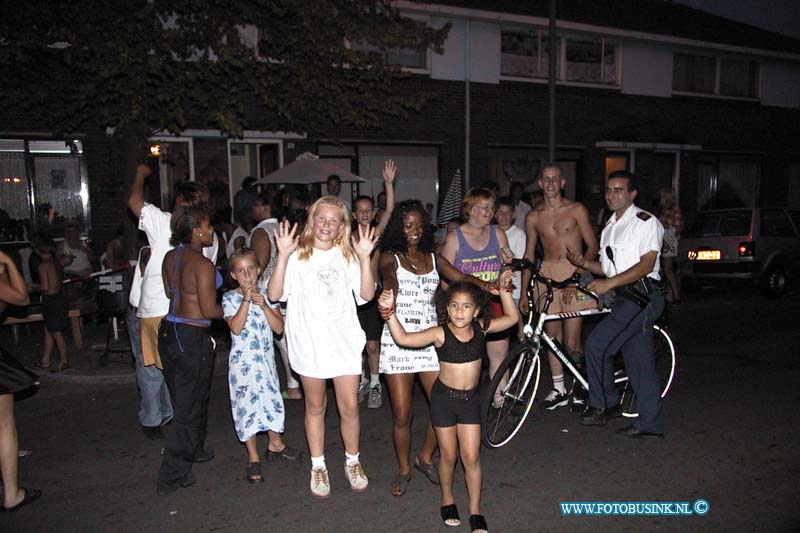 99073102.jpg - DE DORDTENAAR :Dordrecht:31-07-1999:nederlands/antiliaans feest barbeceu feest josef israelsplein/albert neihuisstraat. Deze digitale foto blijft eigendom van FOTOPERSBURO BUSINK. Wij hanteren de voorwaarden van het N.V.F. en N.V.J. Gebruik van deze foto impliceert dat u bekend bent  en akkoord gaat met deze voorwaarden bij publicatie.EB/ETIENNE BUSINK