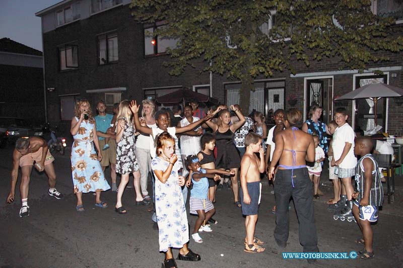 99073105.jpg - DE DORDTENAAR :Dordrecht:31-07-1999:nederlands/antiliaans feest barbeceu feest josef israelsplein/albert neihuisstraat. Deze digitale foto blijft eigendom van FOTOPERSBURO BUSINK. Wij hanteren de voorwaarden van het N.V.F. en N.V.J. Gebruik van deze foto impliceert dat u bekend bent  en akkoord gaat met deze voorwaarden bij publicatie.EB/ETIENNE BUSINK