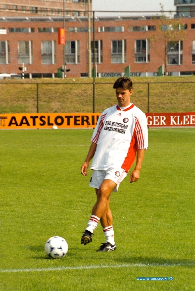 99073116.jpg - PERSPEKTIEF FEYENOORD :Rotterdam :31-07-1999:nieuwe feyenoord speler de visser tijdens de training nabij het feyenoord stationDeze digitale foto blijft eigendom van FOTOPERSBURO BUSINK. Wij hanteren de voorwaarden van het N.V.F. en N.V.J. Gebruik van deze foto impliceert dat u bekend bent  en akkoord gaat met deze voorwaarden bij publicatie.EB/ETIENNE BUSINK