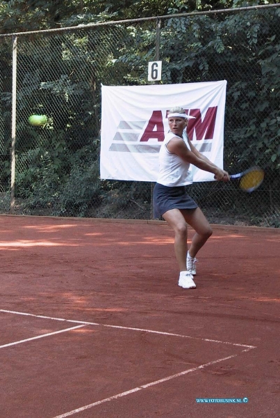 99080103.jpg - DE DORDTENAAR SPORT :Dordrecht:01-08-1999:tennisclub cc schenkeldijk fhinalle damens enkel b1Deze digitale foto blijft eigendom van FOTOPERSBURO BUSINK. Wij hanteren de voorwaarden van het N.V.F. en N.V.J. Gebruik van deze foto impliceert dat u bekend bent  en akkoord gaat met deze voorwaarden bij publicatie.EB/ETIENNE BUSINK