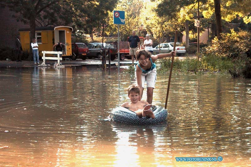 99080201.jpg - HET ROTTERDAMS DAGBLAD :Zwijndrecht:02-08-1999:de laan van nederhoven is door een gebrokken waterleiding volledig onder gelopenen kinderen spelen graag in hun nieuwe zwembad met dit weer.Deze digitale foto blijft eigendom van FOTOPERSBURO BUSINK. Wij hanteren de voorwaarden van het N.V.F. en N.V.J. Gebruik van deze foto impliceert dat u bekend bent  en akkoord gaat met deze voorwaarden bij publicatie.EB/ETIENNE BUSINK