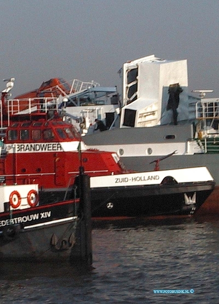 99080203.jpg - HET ROTTERDAMS DAGBLAD :Dordrecvht:02-08-1999:aanvaaring door schip tegen spoorbrug dordrecht/zwijndrecht op de oudemaas 4 zwaar gewonden.Deze digitale foto blijft eigendom van FOTOPERSBURO BUSINK. Wij hanteren de voorwaarden van het N.V.F. en N.V.J. Gebruik van deze foto impliceert dat u bekend bent  en akkoord gaat met deze voorwaarden bij publicatie.EB/ETIENNE BUSINK