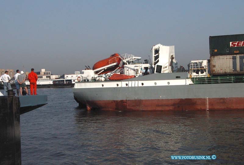 99080204.jpg - HET ROTTERDAMS DAGBLAD :Dordrecvht:02-08-1999:aanvaaring door schip tegen spoorbrug dordrecht/zwijndrecht op de oudemaas 4 zwaar gewonden.Deze digitale foto blijft eigendom van FOTOPERSBURO BUSINK. Wij hanteren de voorwaarden van het N.V.F. en N.V.J. Gebruik van deze foto impliceert dat u bekend bent  en akkoord gaat met deze voorwaarden bij publicatie.EB/ETIENNE BUSINK