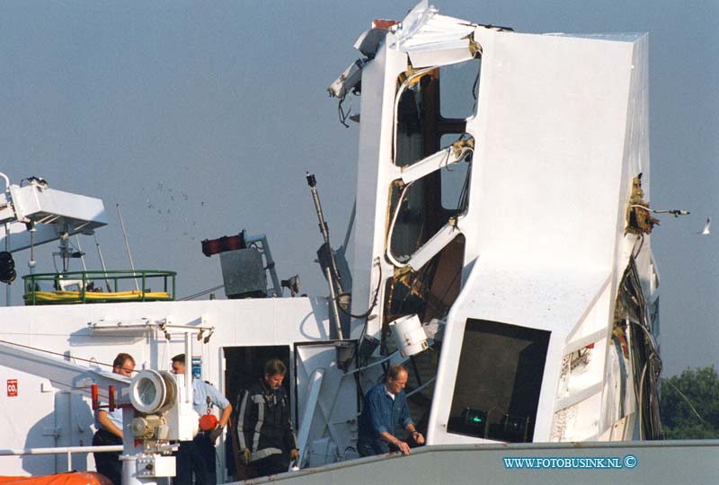 99080210.jpg - DE DORDTENAAR :Dordrecvht:02-08-1999:aanvaaring door schip tegen spoorbrug dordrecht/zwijndrecht op de oudemaas 4 zwaar gewonden.Deze digitale foto blijft eigendom van FOTOPERSBURO BUSINK. Wij hanteren de voorwaarden van het N.V.F. en N.V.J. Gebruik van deze foto impliceert dat u bekend bent  en akkoord gaat met deze voorwaarden bij publicatie.EB/ETIENNE BUSINK