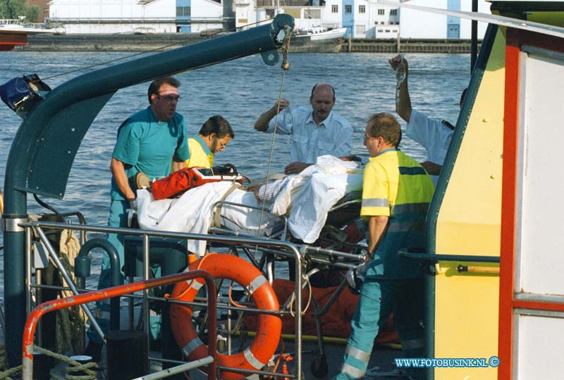 99080211.jpg - SCHUTTEVEAR :Dordrecvht:02-08-1999:aanvaaring door schip tegen spoorbrug dordrecht/zwijndrecht op de oudemaas 4 zwaar gewonden.Deze digitale foto blijft eigendom van FOTOPERSBURO BUSINK. Wij hanteren de voorwaarden van het N.V.F. en N.V.J. Gebruik van deze foto impliceert dat u bekend bent  en akkoord gaat met deze voorwaarden bij publicatie.EB/ETIENNE BUSINK