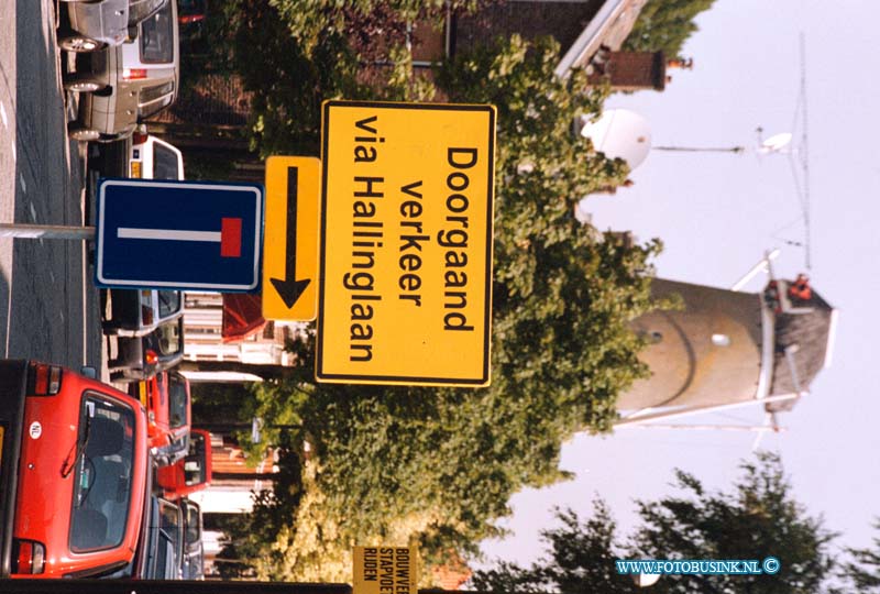 99080213.jpg - DE DORDTENAAR :Dordrecht:02-08-1999:op de singel staat een bordt die het verkeer verwijst over de hallinklaan die staat echter verkeert geschreven amtenaren vakantie foutje.Deze digitale foto blijft eigendom van FOTOPERSBURO BUSINK. Wij hanteren de voorwaarden van het N.V.F. en N.V.J. Gebruik van deze foto impliceert dat u bekend bent  en akkoord gaat met deze voorwaarden bij publicatie.EB/ETIENNE BUSINK