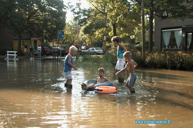 99080216.jpg - WFA:Zwijndrecht:02-08-1999:de laan van nederhoven is door een gebrokken waterleiding volledig onder gelopenen kinderen spelen graag in hun nieuwe zwembad met dit weer.Deze digitale foto blijft eigendom van FOTOPERSBURO BUSINK. Wij hanteren de voorwaarden van het N.V.F. en N.V.J. Gebruik van deze foto impliceert dat u bekend bent  en akkoord gaat met deze voorwaarden bij publicatie.EB/ETIENNE BUSINK