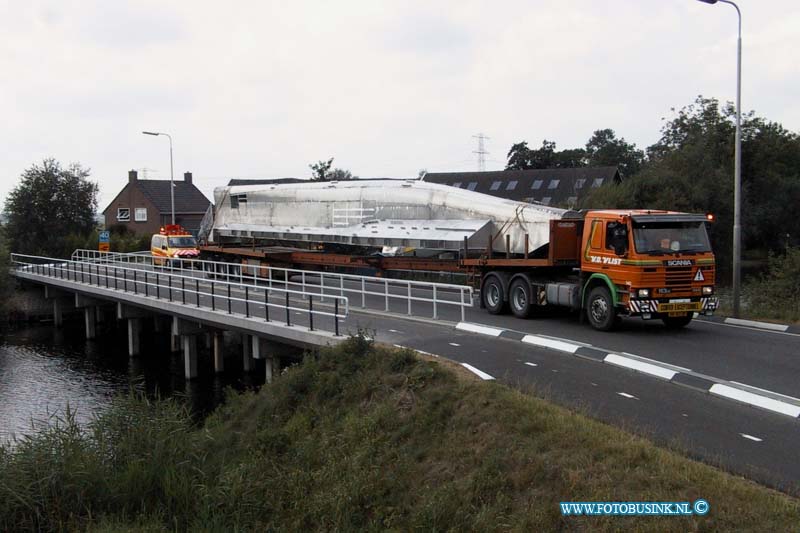 99080503.jpg - DE DORDTENAAR :dodrecht : 05-08-1999de transport over de weg van de rompen van waterbus in aanbouw van het grote lindt naar bailey's in Deze digitale foto blijft eigendom van FOTOPERSBURO BUSINK. Wij hanteren de voorwaarden van het N.V.F. en N.V.J. Gebruik van deze foto impliceert dat u bekend bent  en akkoord gaat met deze voorwaarden bij publicatie.EB/ETIENNE BUSINK