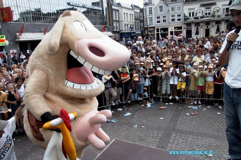 99080509.jpg - DE DORDTENAAR : Dordrecht:05-08-1999:Scheffersplein de roadschow van cartoonnetwerk met bekende tekenfilm heden die de kinderen gezellig bezich houdt.Deze digitale foto blijft eigendom van FOTOPERSBURO BUSINK. Wij hanteren de voorwaarden van het N.V.F. en N.V.J. Gebruik van deze foto impliceert dat u bekend bent  en akkoord gaat met deze voorwaarden bij publicatie.EB/ETIENNE BUSINK