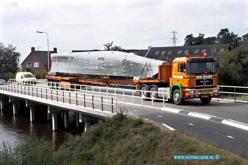 99080522.jpg - NETWERK/STADSVERVOER : 05-08-1999de transport over de weg van de rompen van waterbus in aanbouw van het grote lindt naar bailey's in Deze digitale foto blijft eigendom van FOTOPERSBURO BUSINK. Wij hanteren de voorwaarden van het N.V.F. en N.V.J. Gebruik van deze foto impliceert dat u bekend bent  en akkoord gaat met deze voorwaarden bij publicatie.EB/ETIENNE BUSINK