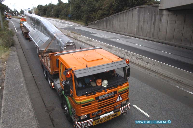 99080525.jpg - DE STEM VAN DORDT : 05-08-1999de transport over de weg van de rompen van waterbus in aanbouw van het grote lindt naar bailey's in Deze digitale foto blijft eigendom van FOTOPERSBURO BUSINK. Wij hanteren de voorwaarden van het N.V.F. en N.V.J. Gebruik van deze foto impliceert dat u bekend bent  en akkoord gaat met deze voorwaarden bij publicatie.EB/ETIENNE BUSINK