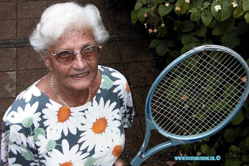 99080701.jpg - DE DORDTENAAR :Dordrecht:07-=08-1999:mevr         drakensteijnlaan 34 dordfrecht deze 85 jarige vrouw in nog steeds aktief met reizen en op de tennisclub dash 35Deze digitale foto blijft eigendom van FOTOPERSBURO BUSINK. Wij hanteren de voorwaarden van het N.V.F. en N.V.J. Gebruik van deze foto impliceert dat u bekend bent  en akkoord gaat met deze voorwaarden bij publicatie.EB/ETIENNE BUSINK