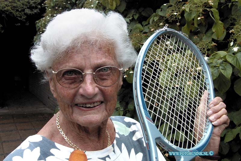 99080702.jpg - DE DORDTENAAR :Dordrecht:07-=08-1999:mevr         drakensteijnlaan 34 dordfrecht deze 85 jarige vrouw in nog steeds aktief met reizen en op de tennisclub dash 35Deze digitale foto blijft eigendom van FOTOPERSBURO BUSINK. Wij hanteren de voorwaarden van het N.V.F. en N.V.J. Gebruik van deze foto impliceert dat u bekend bent  en akkoord gaat met deze voorwaarden bij publicatie.EB/ETIENNE BUSINK