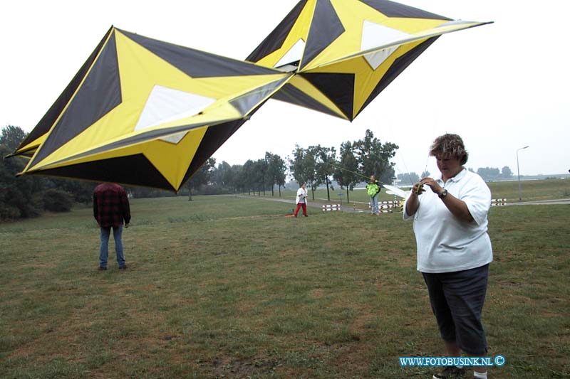 99080708.jpg - DE ZWIJNDRECHTSE KOMBINATIE :Zwijndrecht:07-08-1999:vlieger Festival op de veerplaat door de regen was er niet zoheel veel mesmejn op de been.Deze digitale foto blijft eigendom van FOTOPERSBURO BUSINK. Wij hanteren de voorwaarden van het N.V.F. en N.V.J. Gebruik van deze foto impliceert dat u bekend bent  en akkoord gaat met deze voorwaarden bij publicatie.EB/ETIENNE BUSINK